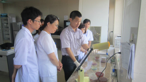  Tiến sĩ Trung hướng dẫn cách nhận biết vi khuẩn Whitmore trong xét nghiệm nuôi cấy vi sinh. (ảnh nguồn: bachmai.gov.vn)