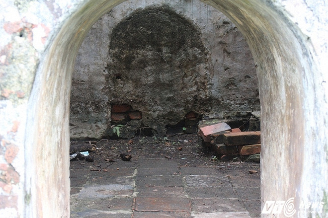 Chuồng nuôi nhốt hổ trước mỗi trận đấu tại di tích Hổ Quyền. Chuồng nuôi nhốt hổ trước mỗi trận đấu tại di tích Hổ Quyền.