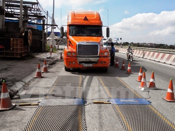 Trạm cân tiến hành kiểm tra tải trọng xe. 