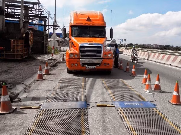 Trạm cân tiến hành kiểm tra tải trọng xe. 