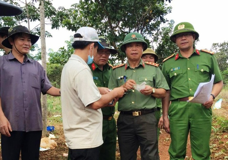 Thứ trưởng Phạm Dũng chỉ đạo công tác điều tra tại hiện trường vụ án.