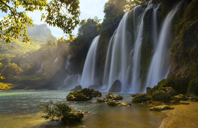 Nhánh 2 nhỏ hơn nhưng độ cao lại lớn hơn nên thác trông giống mái tóc của nàng tiên nữ