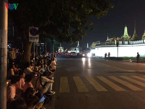 Người dân Thái Lan tập trung trước Hoàng cung sau khi vua Bhumibol Adulyadej băng hà.