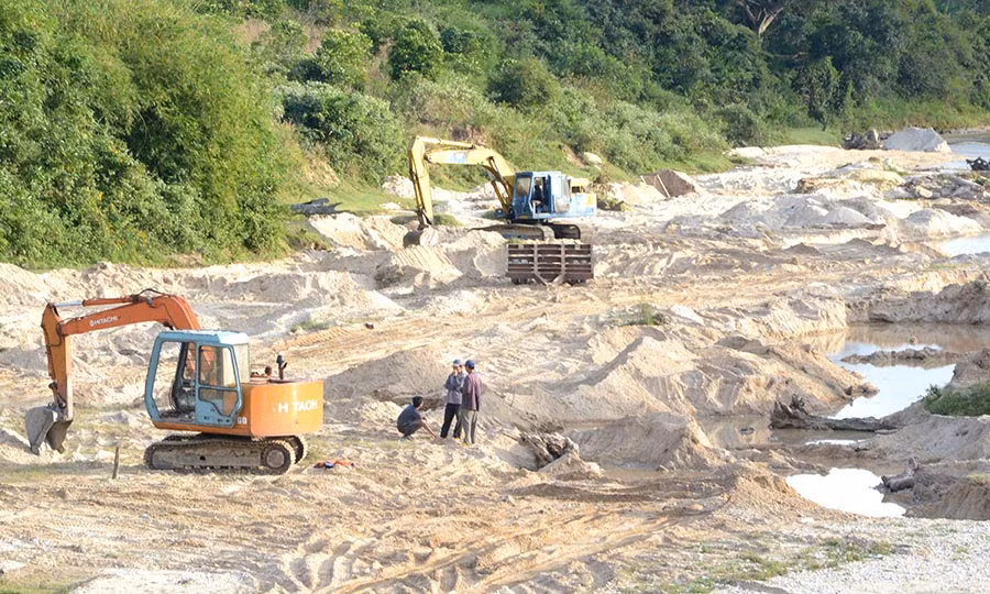 Đưa cả xe múc ra tận lòng sông để khai thác cát kiểu tận thu. 
