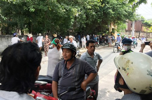  Rất đông người hiếu kỳ vây quanh trước cổng chùa để theo dõi vụ việc. Cơ quan điều tra đang phong toả để khám nghiệm hiện trường.