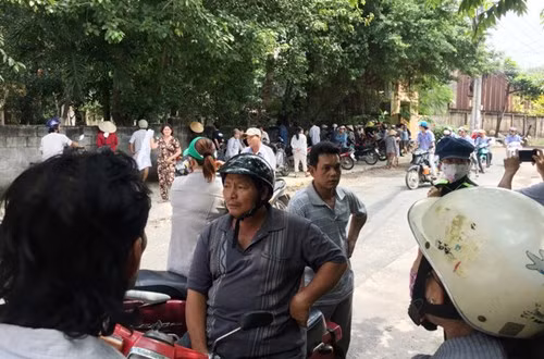  Rất đông người hiếu kỳ vây quanh trước cổng chùa để theo dõi vụ việc. Cơ quan điều tra đang phong toả để khám nghiệm hiện trường.