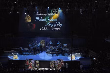 Sân khấu trong sân vận động Staples Center, nơi diễn ra lễ tưởng niệm Michael Jackson.