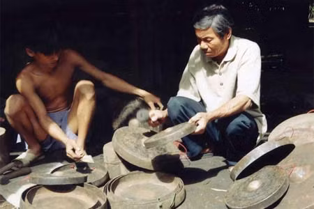 Nghệ nhân đúc cồng chiêng ở làng đúc Phước Kiều (Quảng Nam). Ảnh: Tấn Vịnh