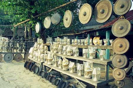 Sản phẩm cồng chiêng của làng đúc Phước Kiều. Ảnh: Tấn Vịnh