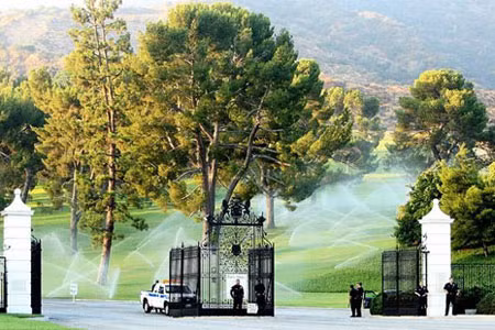 Cảnh sát gác ngoài cổng công viên Forest Lawn, nơi gia đình tổ chức lễ truy điệu cho Michael Jackson. 