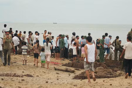 Người dân hiếu kỳ đến xem sau khi quả bom được kích nổ.