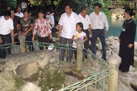 "Bàn đá chông chênh dịch sử Đảng". Ảnh: Đức Phương