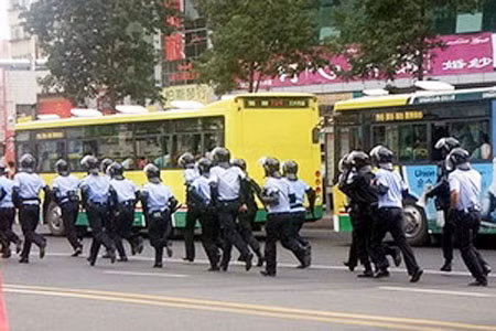 Lực lượng cảnh sát thắt chặt an ninh trên các tuyến phố của Urumqi.