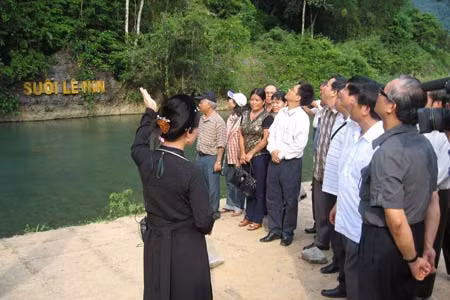 Bên suối Lê Nin, núi Các Mác. Ảnh: Đức Phương