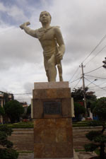 Tượng đài Kpă Klơng ở TP. Pleiku. Ảnh: T.H