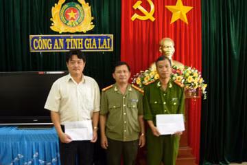 Giám đốc Trần Đình Thu (giữa) và đại diện Phòng PC14, PB11. Ảnh: TK Giám đốc Trần Đình Thu (giữa) và đại diện Phòng PC14, PB11. Ảnh: TK