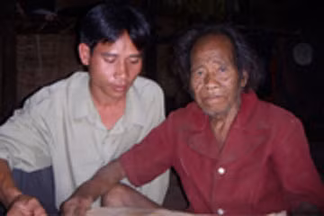 Ông HNhac kể cho Đinh Chinh và chúng tôi nghe chuyện Bok Wừu. Ảnh: T.H