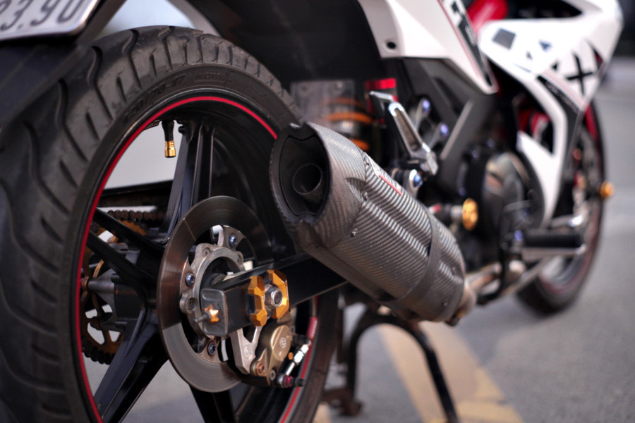 Ống xả nguyên bản được thay thế bằng hiệu Mivv Suono Full Carbon, bình dầu Rizoma, heo Brembo, đĩa Mosse Racing, ốc Proti.