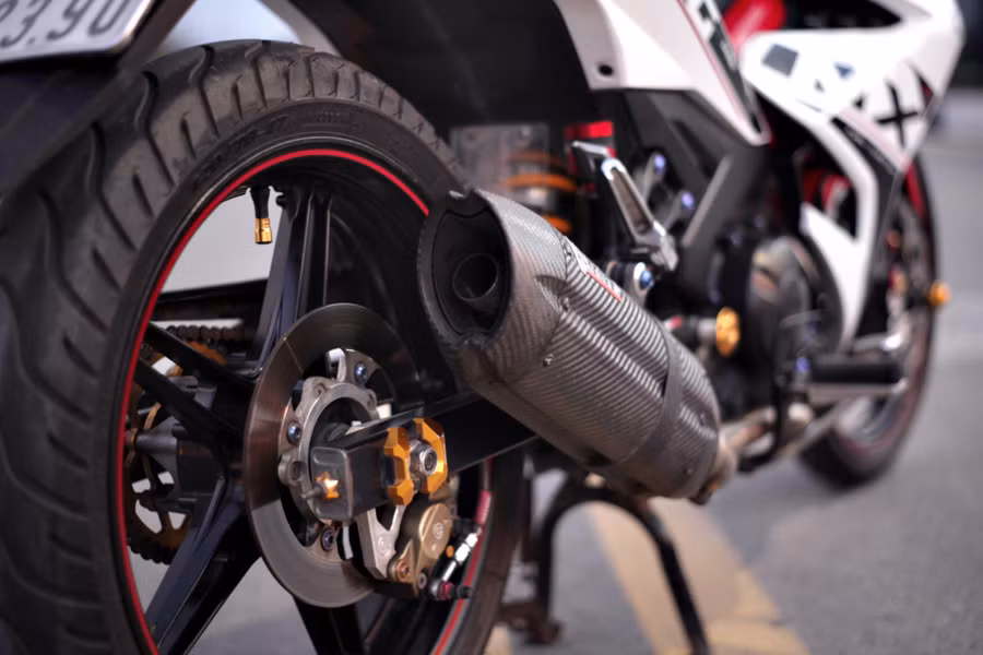 Ống xả nguyên bản được thay thế bằng hiệu Mivv Suono Full Carbon, bình dầu Rizoma, heo Brembo, đĩa Mosse Racing, ốc Proti.