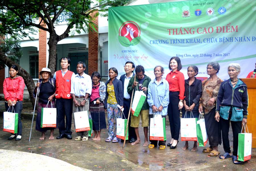 Lãnh đạo Trung ương Hội Chữ thập đỏ Việt Nam và Hội Chữ thập đỏ tỉnh tặng quà cho các gia đình chính sách tại xã An Trung. Ảnh: Lê Hòa Lãnh đạo Trung ương Hội Chữ thập đỏ Việt Nam và Hội Chữ thập đỏ tỉnh tặng quà cho các gia đình chính sách tại xã An Trung. Ảnh: Lê Hòa