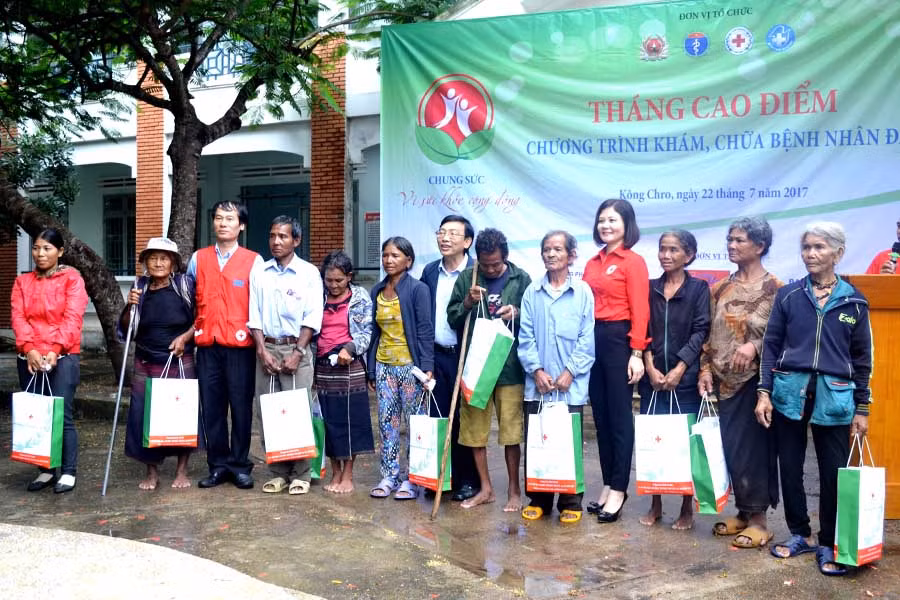  Lãnh đạo Trung ương Hội Chữ thập đỏ Việt Nam và Hội Chữ thập đỏ tỉnh tặng quà cho các gia đình chính sách tại xã An Trung. Ảnh: Lê Hòa