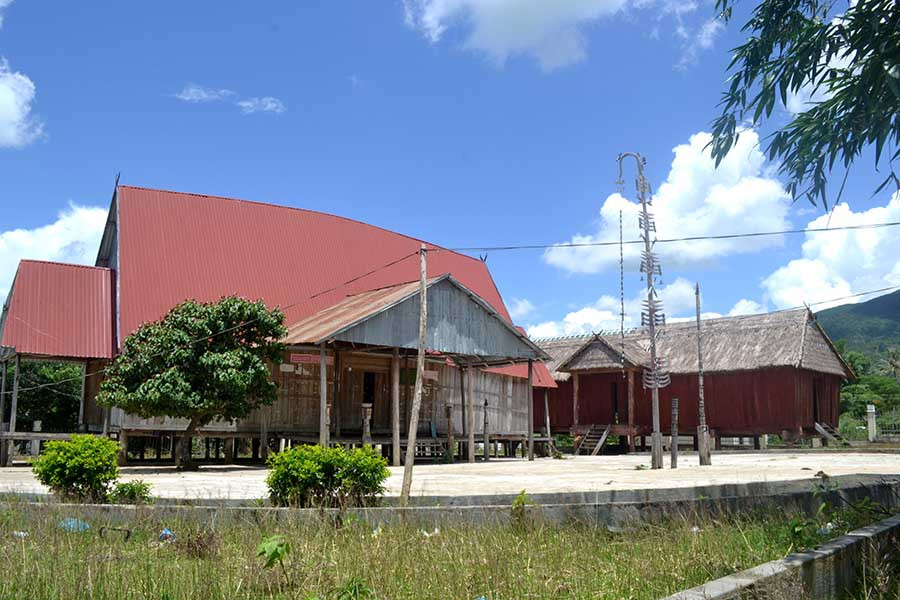  Nhà rông làng Hway được xây dựng làm nơi sinh hoạt cộng đồng và kết hợp làm du lịch. Ảnh: L.H
