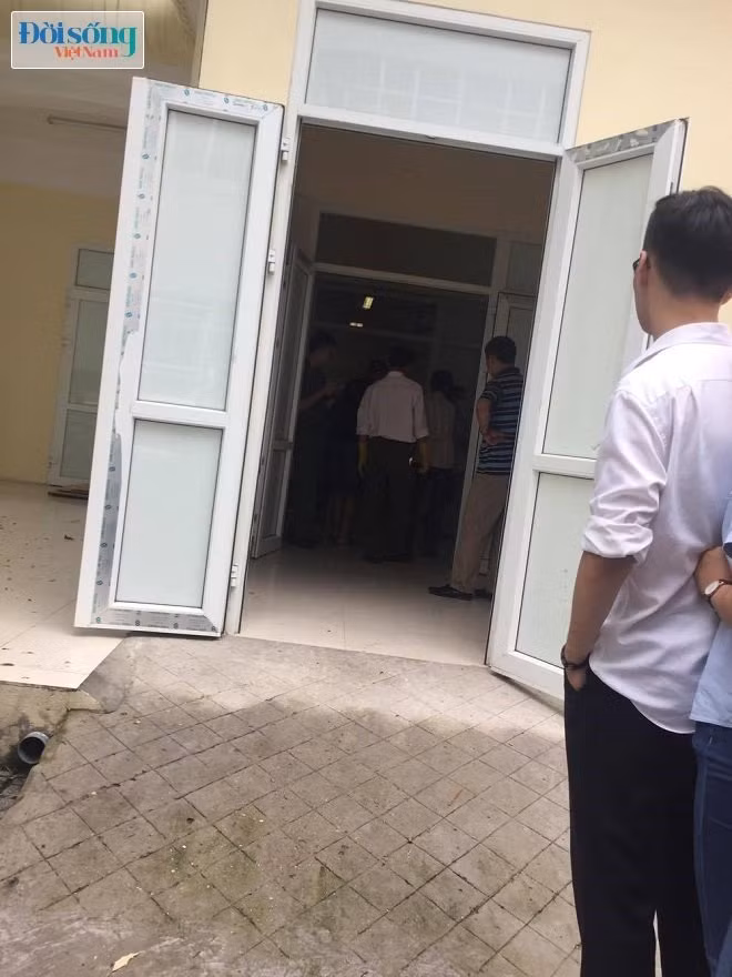 Người nhà tiến hành nhận thi thể Anh Đ. để đưa về quê mai táng. Ảnh C.N