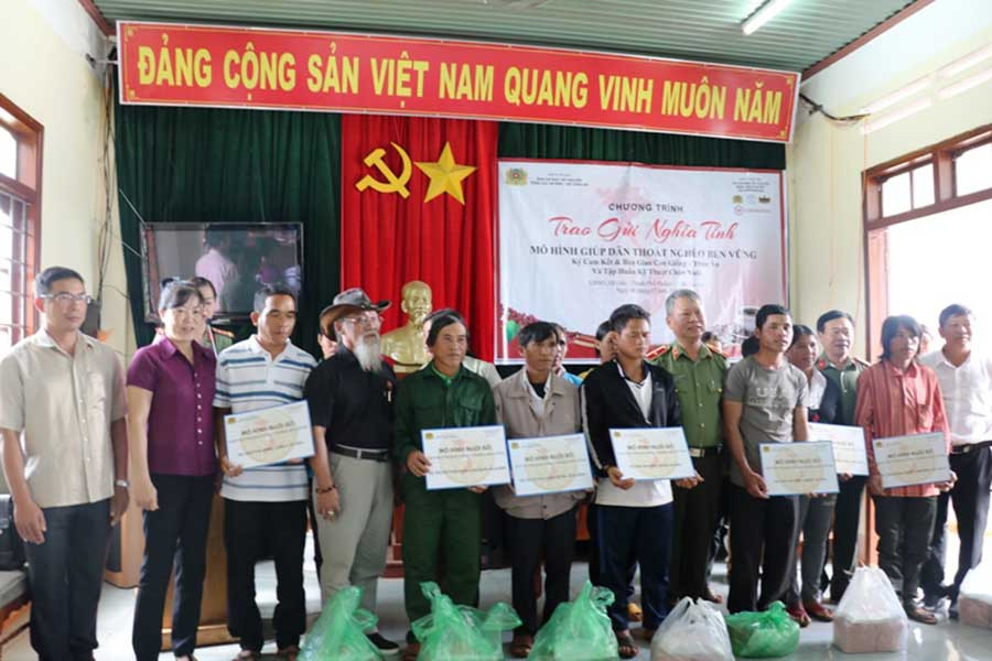 Lãnh đạo Cục An ninh và Công ty TNI Corporation trao bảng tượng trưng nhận bò cho các hộ dân. Ảnh: H.T Lãnh đạo Cục An ninh và Công ty TNI Corporation trao bảng tượng trưng nhận bò cho các hộ dân.
