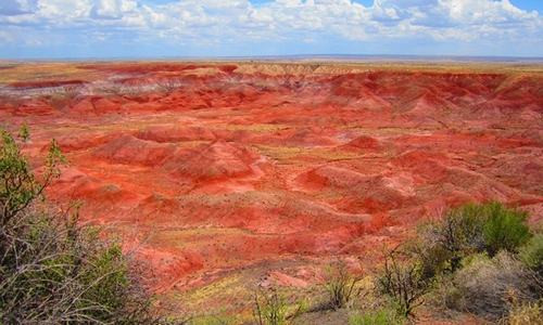 Sa mạc Painted rộng hơn 19.400 km2 nằm ở phía đông bắc của bang Arizona, Mỹ, là vùng đất có nhiều màu sắc khác nhau như đỏ, da cam, hồng và tím. Nguyên nhân là do các lớp đất đá chứa nhiều sắt và mangan. Ảnh: Wikimedia.  Sa mạc Painted rộng hơn 19.400 km2 nằm ở phía đông bắc của bang Arizona, Mỹ, là vùng đất có nhiều màu sắc khác nhau như đỏ, da cam, hồng và tím. Nguyên nhân là do các lớp đất đá chứa nhiều sắt và mangan. Ảnh: Wikimedia.