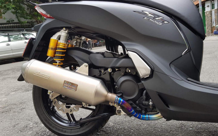 Nổi bật ở phía sau là bộ phuộc Ohlins chính hãng với tuỳ chỉnh chế độ cho tốc độ thích hợp. Cổ pô titanium khắc dạng con sâu ấn tượng, đặc biệt thẻ leovince titanium nằm trên thân pô tạo điểm nhấn. Động cơ của chiếc SH 300i vẫn là loại dung tích 279 cc và làm mát bằng dung dịch, đạt tiêu chuẩn khí thải Euro 4. Nhờ đó, xe có công suất cực đại 24,8 mã lực và mô-men xoắn cực đại là 25,5 Nm.