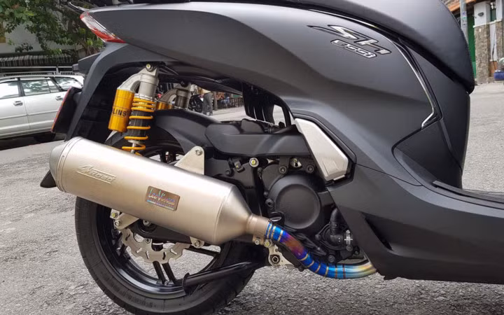 Nổi bật ở phía sau là bộ phuộc Ohlins chính hãng với tuỳ chỉnh chế độ cho tốc độ thích hợp. Cổ pô titanium khắc dạng con sâu ấn tượng, đặc biệt thẻ leovince titanium nằm trên thân pô tạo điểm nhấn. Động cơ của chiếc SH 300i vẫn là loại dung tích 279 cc và làm mát bằng dung dịch, đạt tiêu chuẩn khí thải Euro 4. Nhờ đó, xe có công suất cực đại 24,8 mã lực và mô-men xoắn cực đại là 25,5 Nm.