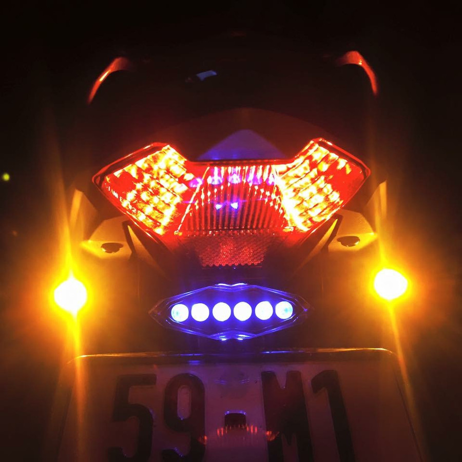 Cuối cùng, cụm đèn hậu nổi bật nhờ đèn LED Stop Koso, xi nhan Rizoma Drop.