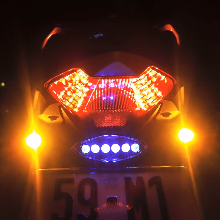 Cuối cùng, cụm đèn hậu nổi bật nhờ đèn LED Stop Koso, xi nhan Rizoma Drop.
