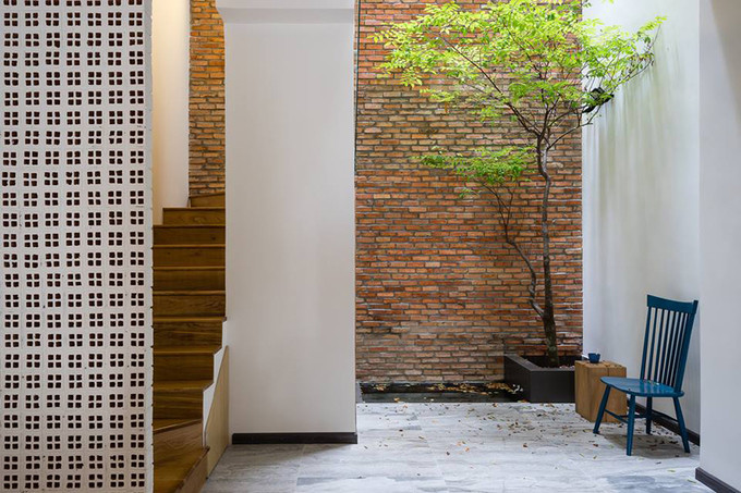 Khu thông tầng cuối nhà chính là góc ưng ý nhất của kiến trúc sư khi đem lại cảm giác bình yên và ánh sáng, sự kết nối cho cả ngôi nhà. Khu thông tầng cuối nhà chính là góc ưng ý nhất của kiến trúc sư khi đem lại cảm giác bình yên và ánh sáng, sự kết nối cho cả ngôi nhà.