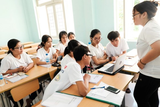 Một buổi thảo luận giữa các bạn học sinh và tình nguyện viên. Một buổi thảo luận giữa các bạn học sinh và tình nguyện viên.