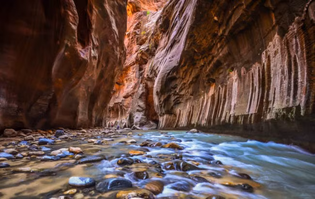  Vườn quốc gia Zion, Mỹ: Là một trong những điểm đi bộ nổi tiếng nhất trong vườn quốc gia Zion ở bang Utah, Narrows chạy qua một khe núi hẹp.
