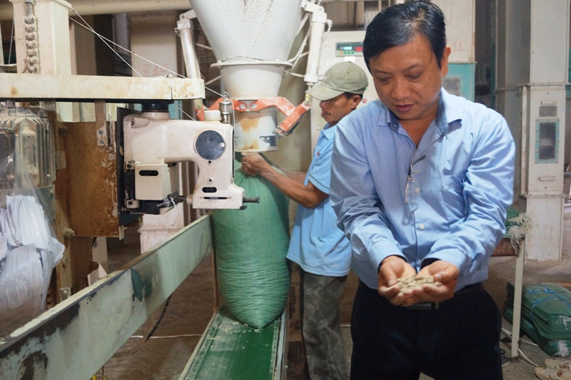 Ông Đàm Văn Hoạt đang giới thiệu phụ phẩm nông sản xuất khẩu. Ảnh: Đặng Thư. Bán rác nào cũng có tiền