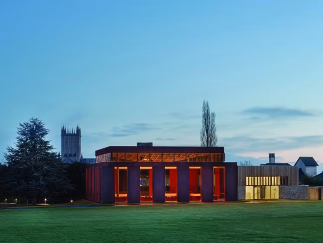  Không gian âm nhạc mới tại trường Cathedral School, Wells (Anh) phát ra những ánh sáng mềm mại vào buổi tối qua không gian mở phía mặt tiền. Tòa nhà này có kiến trúc được đánh giá cao với nhiều cửa sổ và trang thiết bị hiện đại.