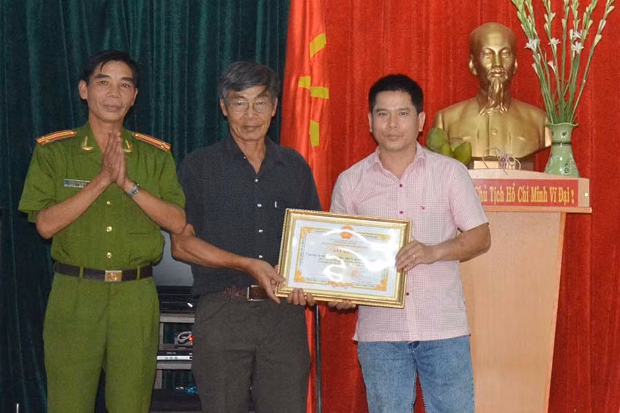 Lãnh đạo Công an phường Phù Đổng trao giấy khen của trưởng Công an TP. Pleiku cho nhân dân tổ 15, phường Phù Đổng vì có thành tích xuất sắc trong phòng-chống tội phạm. Ảnh: H.T Lãnh đạo Công an phường Phù Đổng trao giấy khen của trưởng Công an TP. Pleiku cho nhân dân tổ 15, phường Phù Đổng vì có thành tích xuất sắc trong phòng-chống tội phạm. Ảnh: H.T