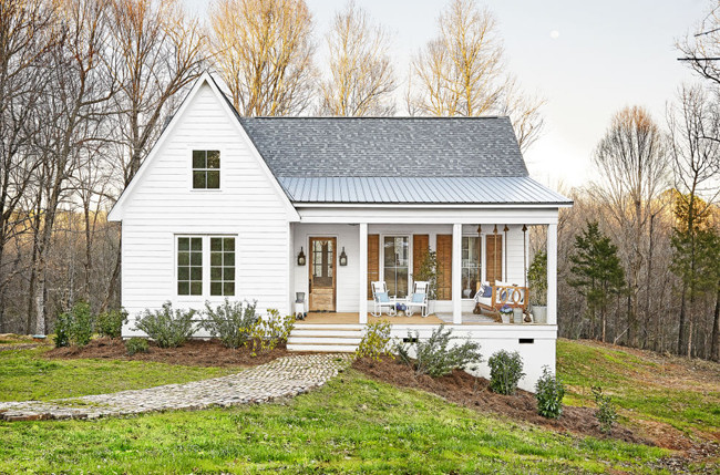 Căn nhà cấp 4 nhỏ xinh này là mái ấm của một gia đình 6 người tại một miền quê yên bình thuộc Mississippi, nước Mỹ. Nhìn bên ngoài, ngôi nhà màu trắng không có gì quá nổi bật nhưng chính sự đơn giản đó lại rất hài hòa với khung cảnh thơ mộng xung quanh. Căn nhà cấp 4 nhỏ xinh này là mái ấm của một gia đình 6 người tại một miền quê yên bình thuộc Mississippi, nước Mỹ. Nhìn bên ngoài, ngôi nhà màu trắng không có gì quá nổi bật nhưng chính sự đơn giản đó lại rất hài hòa với khung cảnh thơ mộng xung quanh.