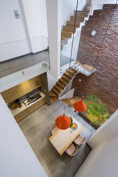 Mảng tường gạch mộc với màu xanh của cây khế tạo nên nét mộc mạc, thư thái.