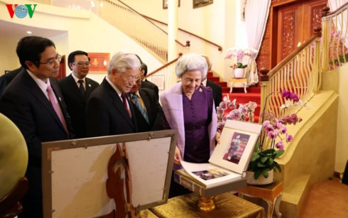 Hoàng Thái hậu Norodom Monineath Sihanouk mời Tổng bí thư Nguyễn Phú Trọng xem album ảnh của Hoàng gia Campuchia. Hoàng Thái hậu Norodom Monineath Sihanouk mời Tổng bí thư Nguyễn Phú Trọng xem album ảnh của Hoàng gia Campuchia.