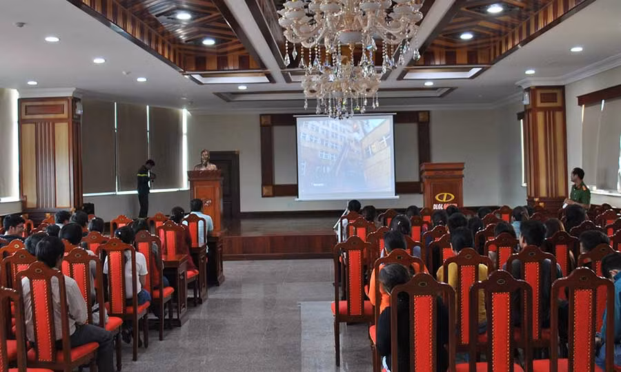  Thiếu tá Lương Anh Sơn, Phó Đội trưởng Đội PC66 hướng dẫn lý thuyết công tác PCCC cho CBNV Tập đoàn ĐLGL. Ảnh: Mai Tiên