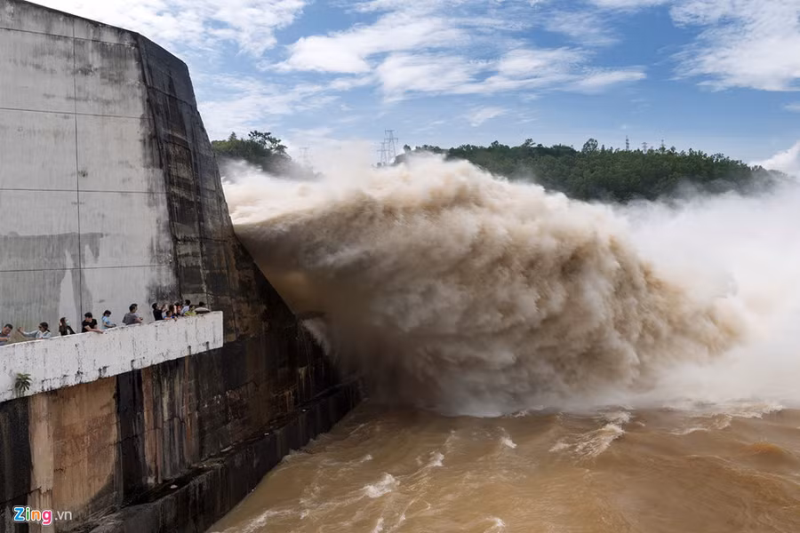 Nhiều năm trở lại đây, việc mở cửa xả lũ là tương đối hiếm xảy ra đối với thuỷ điện Hoà Bình do lượng nước không nhiều đồng thời có thêm nhiều hồ thuỷ điện phía thượng nguồn chứa nước.