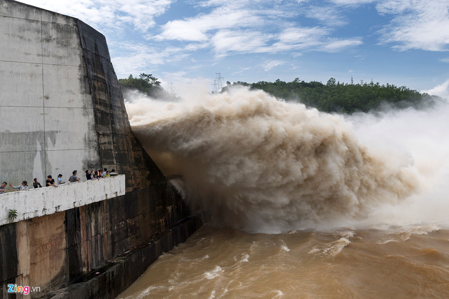Nhiều năm trở lại đây, việc mở cửa xả lũ là tương đối hiếm xảy ra đối với thuỷ điện Hoà Bình do lượng nước không nhiều đồng thời có thêm nhiều hồ thuỷ điện phía thượng nguồn chứa nước. Nhiều năm trở lại đây, việc mở cửa xả lũ là tương đối hiếm xảy ra đối với thuỷ điện Hoà Bình do lượng nước không nhiều đồng thời có thêm nhiều hồ thuỷ điện phía thượng nguồn chứa nước.