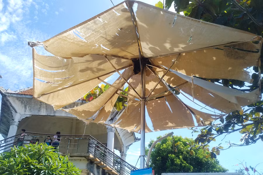 Vật trang trí cũ nát dùng tạo cảnh