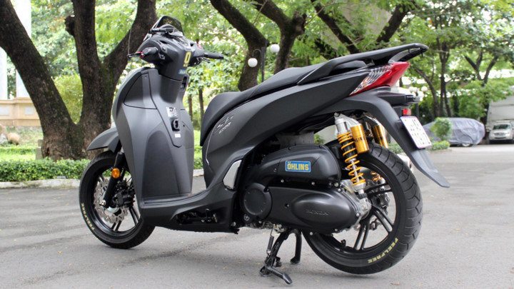 Ngoài ra, toàn thân chiếc SH 300i còn được phủ sơn Sporty màu đen phong cách Italia tạo cảm giác mạnh mẽ, khỏe khoắn hơn.