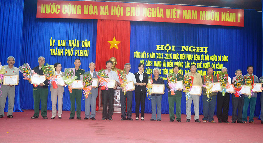 Biểu dương người có công tiêu biểu. Ảnh: Đinh Yến  Biểu dương người có công tiêu biểu. Ảnh: Đinh Yến