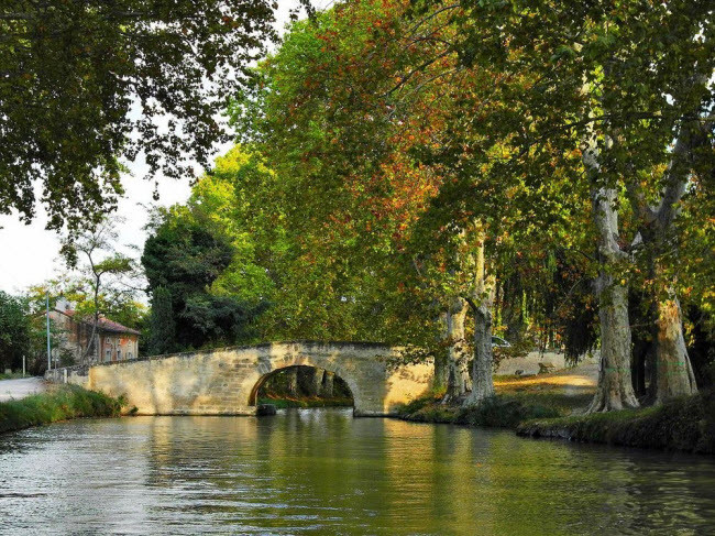  Đến thế kỷ thứ 17, dự án khả thi đầu tiên được phác thảo. Năm 1662, kỹ sư tên Pierre-Paul Riquet đã đề xuất dẫn nước từ núi Đen tới điểm điều tiết nước gần Seuil de Naurouze, điểm cao nhất của con kênh. Từ đây nước có thể chảy ra Địa Trung Hải và Đại Tây Dương.