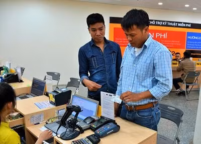 Khánh thực hiện lại hành vi mua điện thoại bằng thẻ tín dụng đánh cắp Khánh thực hiện lại hành vi mua điện thoại bằng thẻ tín dụng đánh cắp